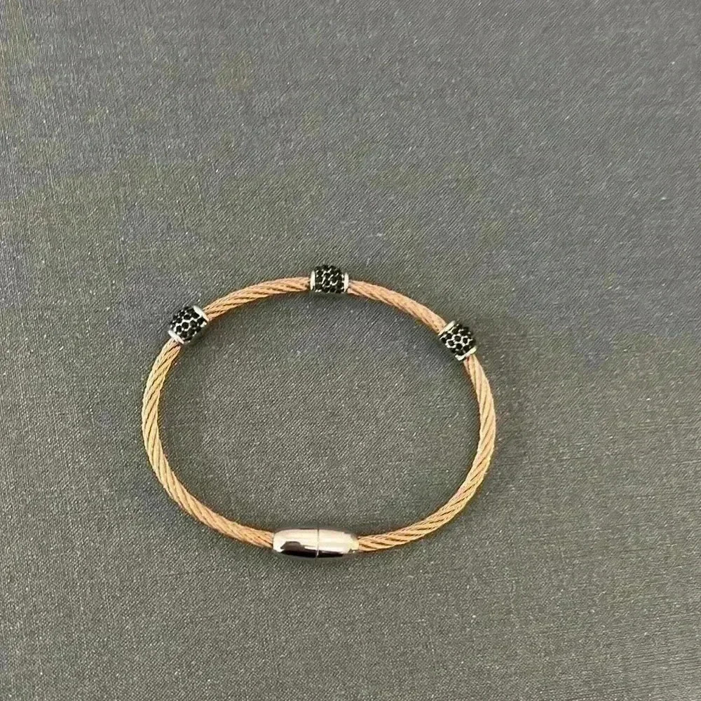 Copper and black cubic zirconium fashion bracelet. With magnetic closure.